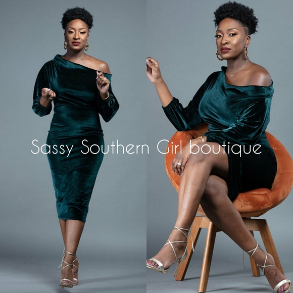 ⭐🆕Dark green velvet off shoulder midi dress - Picture 7 of 13